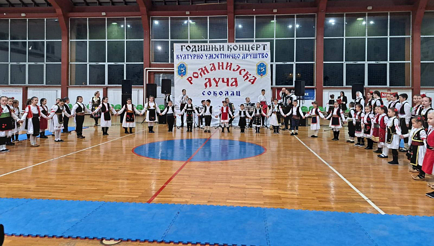 СОКОЛАЦ, 2. МАРTА /СРНА/ - Соколачко Културно-умјетничко друштво /КУД/ "Романијска луча" одржало је годишњи концерт поводом крсне славе друштва - Светог Симеона Мироточивог на коме су учествовали и чланови Друштва народне традиције "Шамот" из Аранђеловца.