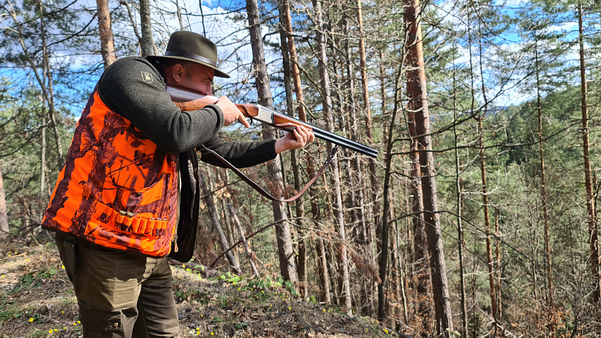 ДОБОЈ, 2. МАРТА /СРНА/ - Ловно-туристичка манифестација "Вучији дани на Озрену", која је ове године окупила око 1.000 ловаца, завршена је без главног ловачког трофеја, пет вукова је уочено, али не и одстријељено.