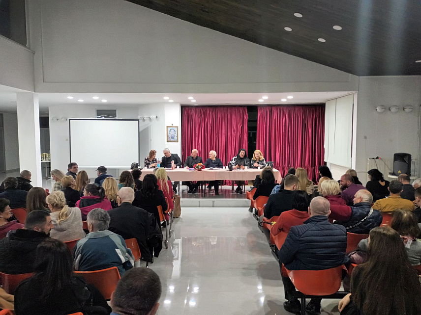 ЗВОРНИК, 2. МАРТА /СРНА/ - У Звонику је вечерас одржано "Вече завичајних аутора“, на којој се окупило око 35 завичајних књижевника, чији су гости из Београда, Лознице и Бијељине.