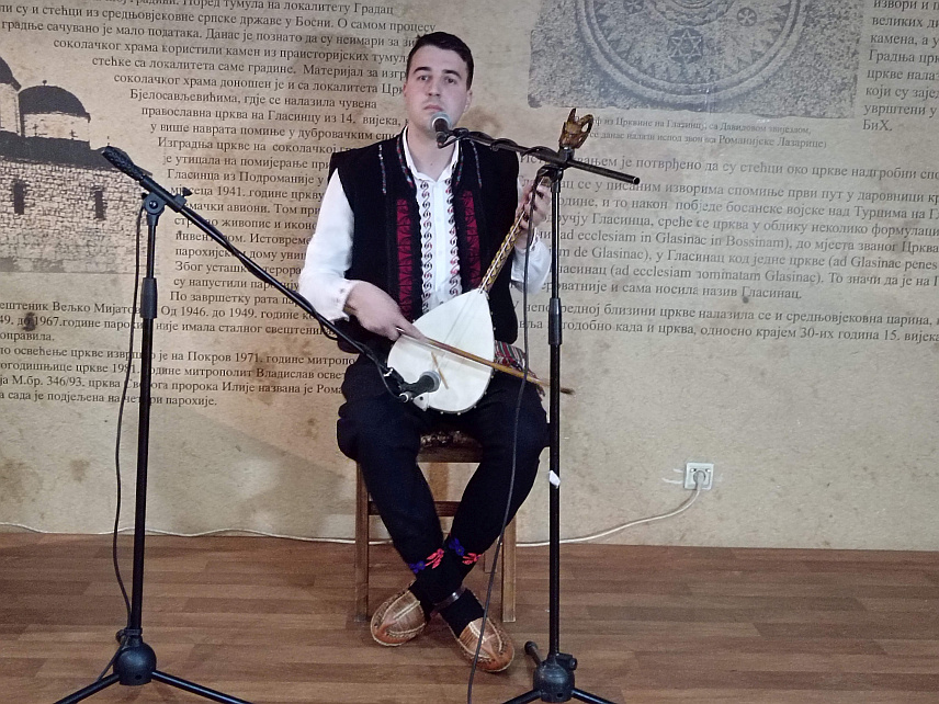 СОКОЛАЦ, 2. МАРTА /СРНА/ - Члан Гусларског друштва "Романија" Соколац Немања Цуровић побједник је 28. Сабора гуслара "Романијо, горо од јунака", према гласовима 18 гуслара-учесника у такмичарском дијелу ове манифестације.