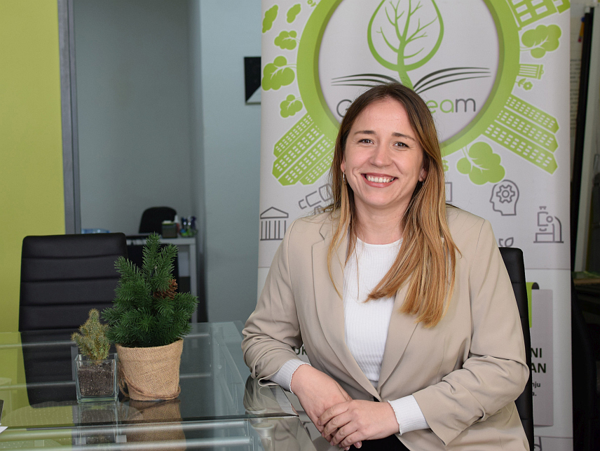 НОВИ ГРАД, 30. МАРТА /СРНА/ - Тридесетогодишња Маја Крећа из Приједора студије је завршила на Природно-математичком факултету у Бањалуци, а мастер биологије и екологије у Марибору, након чега је одлучила да се врати како би стечено знање користила у својој земљи.