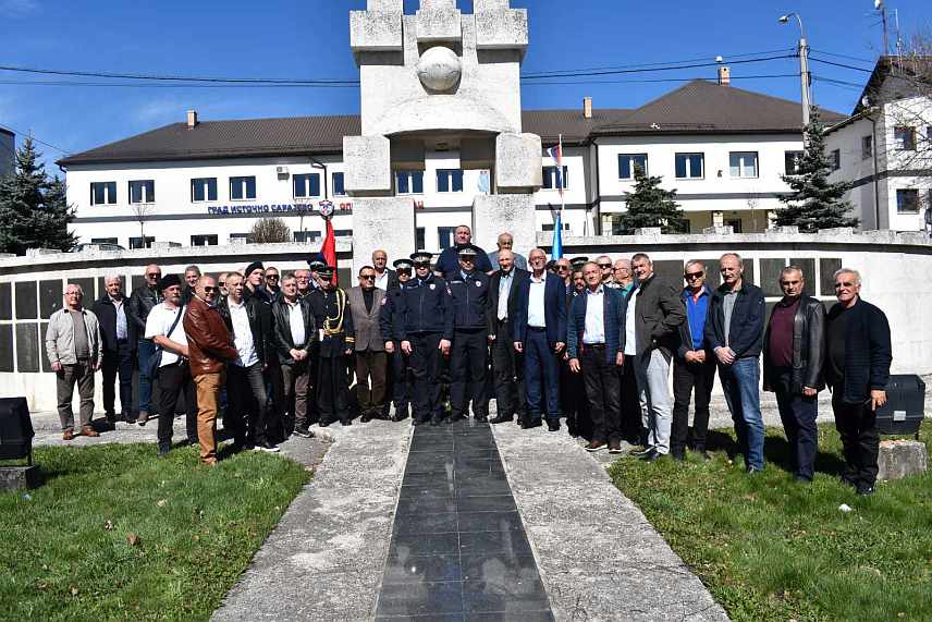 СОКОЛАЦ, 30. МАРTА /СРНА/ - На Сокоцу су данас обиљежене 32 године од прве смотре полиције Републике Српске и том приликом апеловано да српски народ буде јединствен и сагласан о питањима одбране Српске и њених институција.
