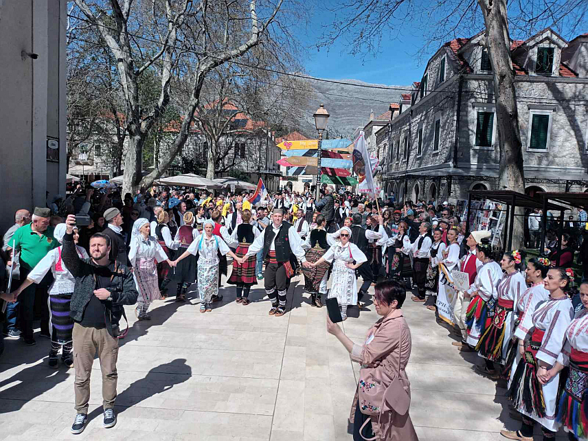 TРЕБИЊЕ, 30. МАРТА /СРНА/ - Више од 500 учесника пете Смотре ветерана фолклора продефиловало је данас улицама Tребиња.