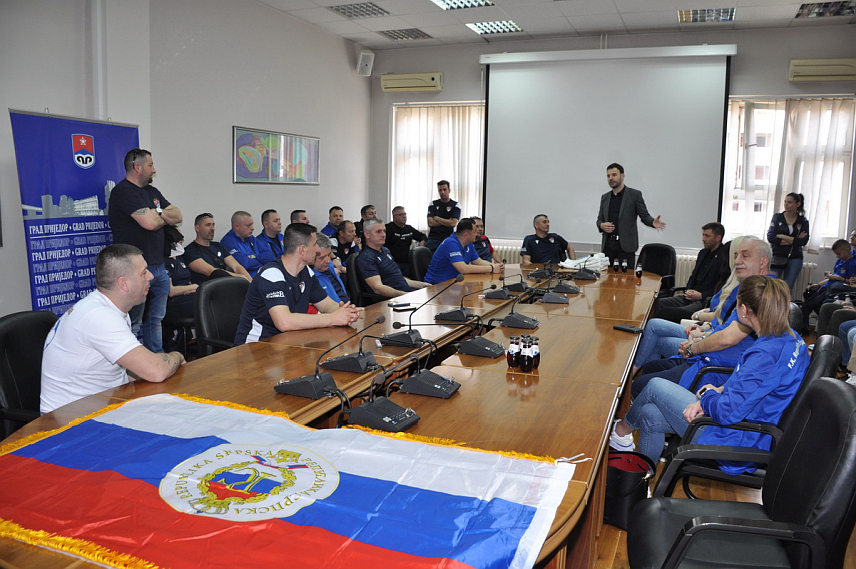 ПРИЈЕДОР, 30. МАРТА / СРНА/ - Градоначелник Приједора Слободан Јавор организовао је пријем за чланове Фудбалског клуба /ФК/ "Република Српска" из Цириха на почетку њихове данашње посјете Приједору с циљем даљег унапређења сарадње у спорту, али и у другом областима.