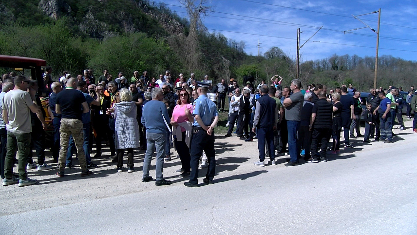 ДОБОЈ, 30. МАРТА /СРНА/ - У добојском насељу Доња Пакленица данас је одржан протест стотињак грађана који су указали на нарушену саобраћајну безбједност, те затражили да се пооштри саобраћајна контрола.