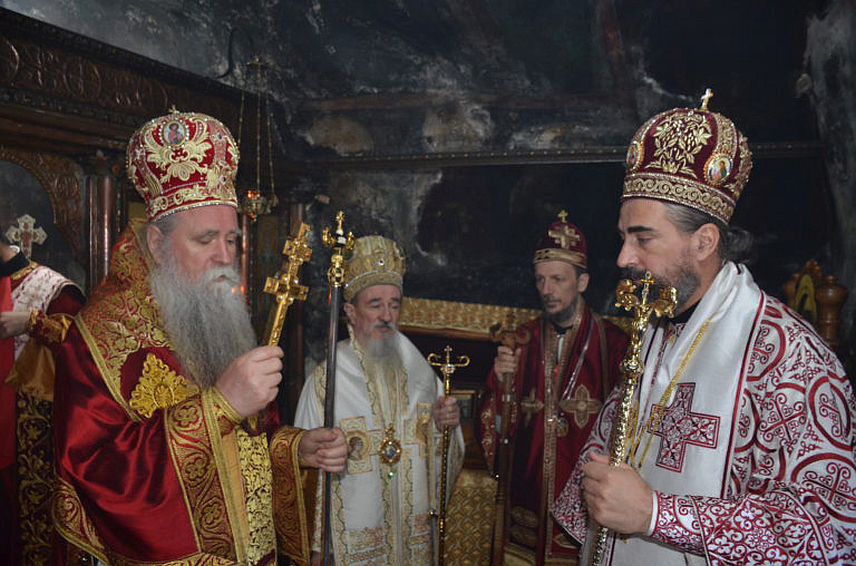 ПОДГОРИЦА, 30. МАРТА /СРНА/ - Његово високопреосвештенство митрополит црногорско-приморски Јоаникије служио је Свету архијерејску литургију у Горњем Острогу, а молитвеном сабрању претходило је пресвлачење чудотворних моштију Светог Василија Острошког у нове свештене одежде након више од 20 година.