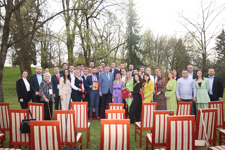 ЛАКТАШИ, 30. МАРТА /СРНА/ - Предсједник СНСД-а Милорад Додик истакао је данас у Лакташима у обраћању петој генерацији полазника Школе нових лидера СНСД-а да ова одговорна државотворна политичка партија полаже велике наде у младе и да треба остати истрајан у политици./фото Борислав Здриња/