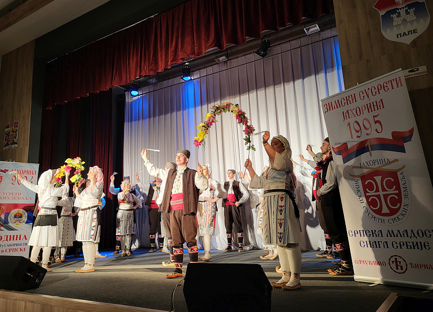 ПАЛЕ, 30. МАРТА /СРНА/ - Културно-умјетничка друштва /КУД/ и ансамбли са Пала, из Куманова, Врбаса, Бањалуке и Вуковара вечерас су на Палама игром и пјесмом представила своја умијећа у оквиру културно-спортске манифестације "Сусрети српских земаља".