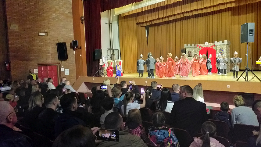 МИЛИЋИ, 30. МАРTА /СРНА/ - Тродневна манифестација у част обиљежавања Дана општине Милићи - 31. марта почела је вечерас културно-забавним програмом у Дому рудара, у овиру којег су наступила дјеца - будућност сваке локалне заједнице.