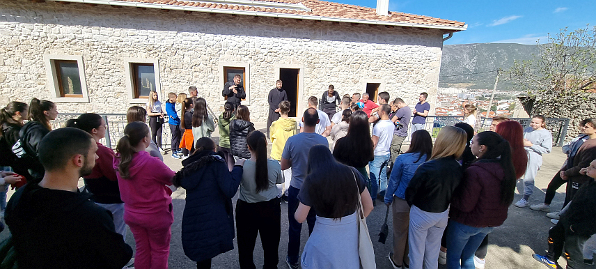 МОСTАР, 30. МАРTА /СРНА/ - Црквена општина Мостар данас је организовала акцију чишћења мостарских православних гробаља у коју су се укључили млади из Мостара, а велики број омладине стигао је и из Невесиња.