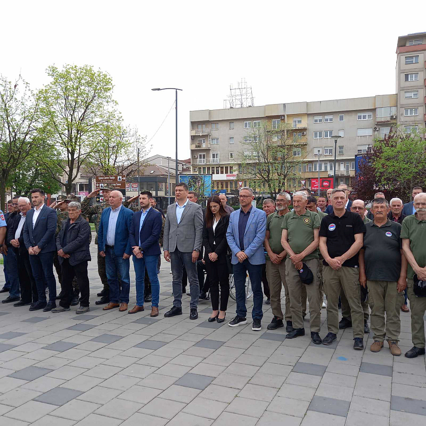 БИЈЕЉИНА, 31. МАРТА /СРНА/ -Дан одбране града у протеклом рату данас су на тргу обиљежили борци, полиција, припадници Трећег пјешадијског /Република Српска/ пука, бројни грађани полагањем цвијећа и вијенаца на споменик погинулима у Одбрамебено-отаџбинском рату.