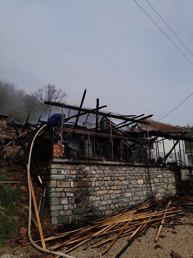 МИЛИЋИ, 31. МАРTА /СРНА/ - Милићки ватрогасци данас су интервенисали на гашењу пожара у селу Рашковићи у општини Милићи, гдје је изгорио помоћни објекат са стоком породице Чавић.