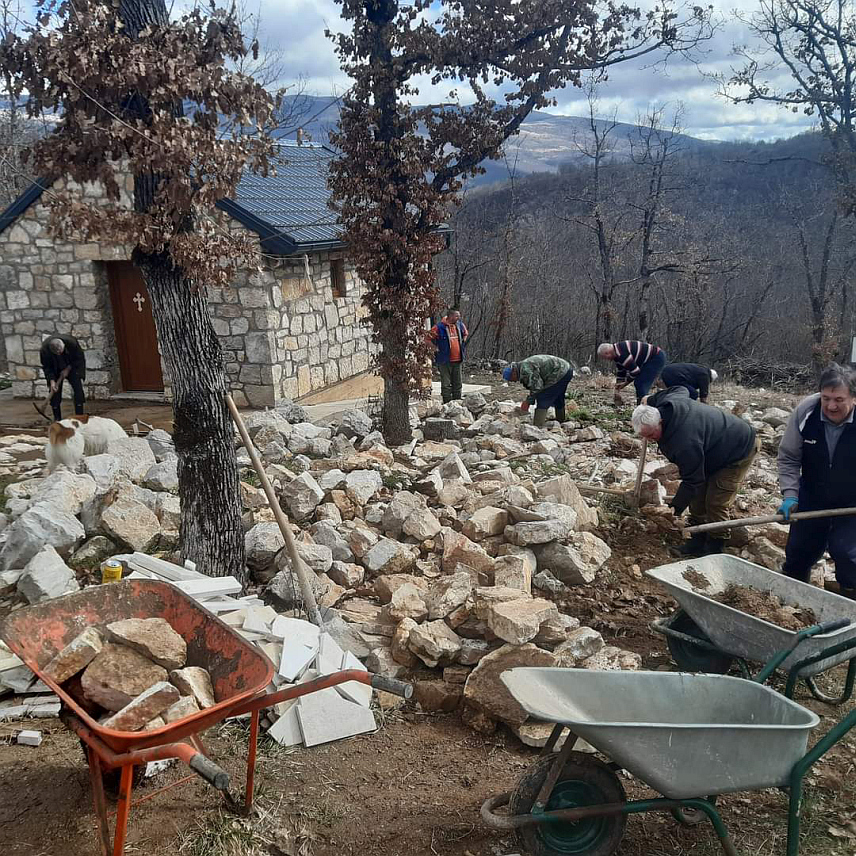 ДРВАР, 3. МАРТА /СРНА/ - Мјештани села Награђе код Дрвара организовали су данас радну акцију с циљем уређења земљишта око Храма Светих апостола Петра и Павла у изградњи.
