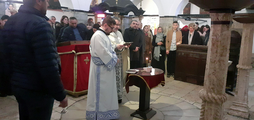 САРАЈЕВО, 3. МАРТА /СРНА/ - У Старој цркви у Сарајеву служен је парастос у оквиру манифестације "Момо Капор: Чувар адресе", у организацији Филозофског факултета Универзитета у Источном Сарајеву.