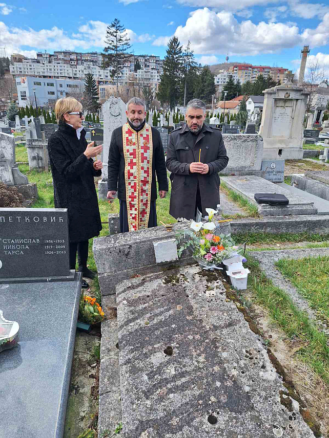 САРАЈЕВО, 3. МАРТА /СРНА/- На годишњицу смрти Моме Капора данас је у Сарајеву освештан и гроб његове мајке Бојане.