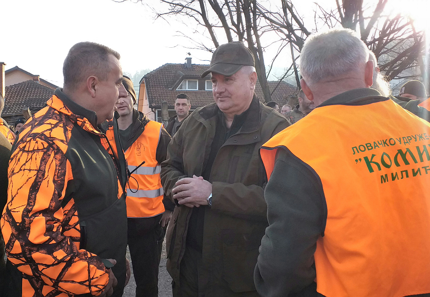 МИЛИЋИ, 3. МАРTА /СРНА/ - У данашњој хајци на вука, у којој је учествовало око 400 ловаца из Републике Српске и региона, чланови милићког Удружења "Комић" Миле Шаргић и Неђо Јовић имали су добар поглед и одстријелили шакала и лисицу, опасне предаторе,међу ловцима је био и премијер Републике Српске Радован Вишковић.