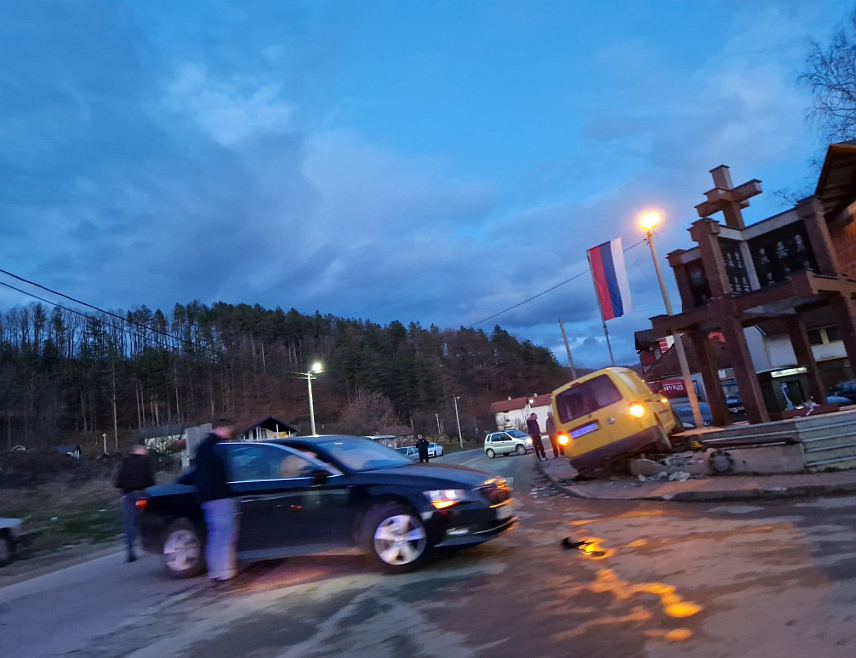 КОТОР ВАРОШ, 3. МАРТА /СРНА/ - Четири лица лакше су повријеђена у саобраћајној незгоди у которварошком насељу Масловаре, речено је Срни у Полицијској станици Котор Варош.