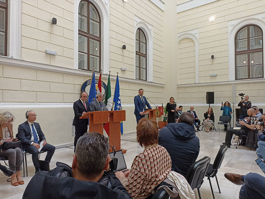 САРАЈЕВО, 4. МАРТА /СРНА/ - Министар иностраних послова у Савјету министара Елмедин Конаковић на конференцији за новинаре са шефовима дипломатије Италије и Аустрије Антониом Tајанијем и Александером Шаленбергом.
