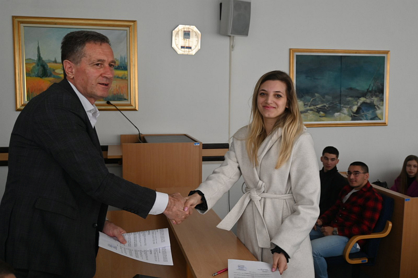 ПАЛЕ, 4. МАРТА /СРНА/ - Начелник општине Пале Бошко Југовић потписао је данас уговоре о стипендирању са 96 студената, за шта је из општинског буџета извојено око 100.000 КМ.