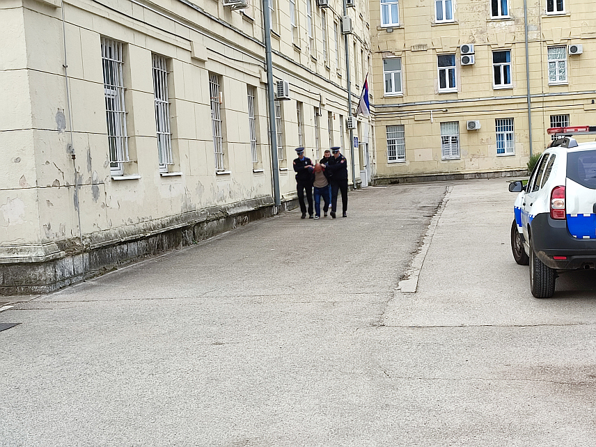 TРЕБИЊЕ, 4.МАРТА /СРНА/ - Tребињска полиција предала је у Окружно јавно тужилаштво у Требињу лице чији су иницијали Л.Љ., држављанина Албаније осумњиченог за кривично дјело полно узнемиравање.