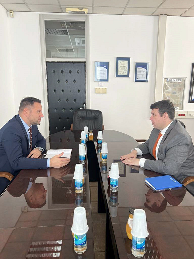 БАЊАЛУКА, 4. МАРТА /СРНА/ - Директор Агенције за идентификационе документе, евиденцију и размјену података /ИДДЕЕА/ БиХ Алмир Бадњевић у разговору са директором Канцеларије америчке Амбасаде у Бањалуци Тодом Булоком.