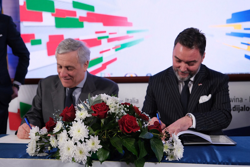 САРАЈЕВО, 4. МАРТА /СРНА/ - Министар спољне трговине и економских односа у Савјету министара Сташа Кошарац потписао је данас са предсједником Удружења италијанских предузећа у БиХ Ђузепеом Франкијем билатерални споразум о економској сарадњи.