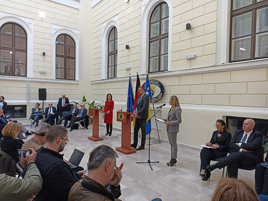 САРАЈЕВО, 5. МАРТА /СРНА/ - Министар иностраних послова у Савјету министара Елмедин Конаковић са министром спољних послова Њемачке Аналеном Бербок на конференцији за новинаре.