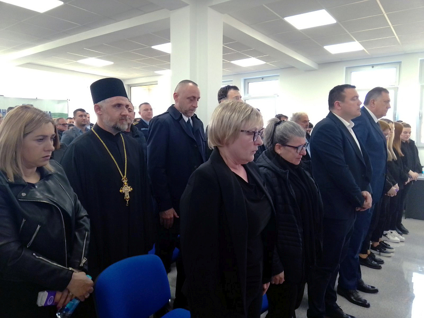 ОШТРА ЛУКА, 5. МАРТА /СРНА/ - У Оштрој Луци данас је одржана комеморација начелнику општине Драгану Мастикоси који је преминуо јуче након дуге и тешке болести у 54. години.