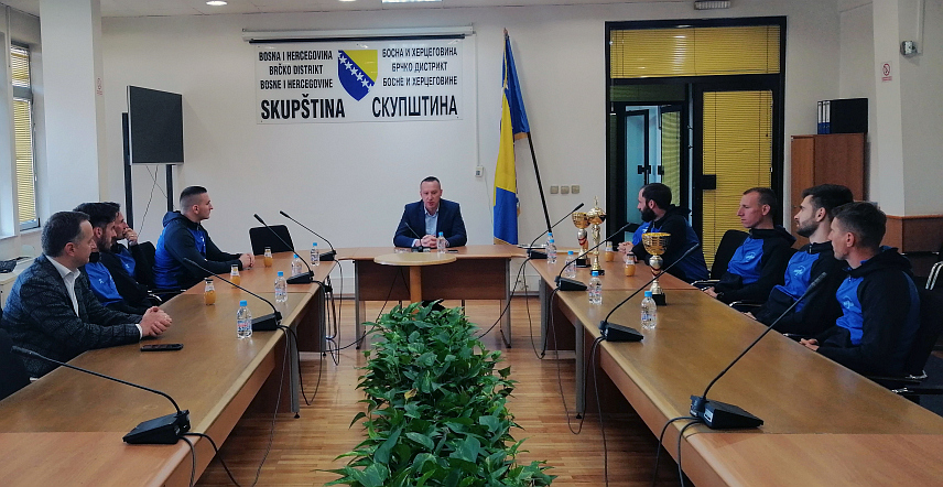 БРЧКО, 5. МАРТА /СРНА/ - Предсједавајући Комисије за буџет Скупштине Брчко дистрикта Срђан Блажић рекао је да је у току израда новог правилника о донацијама у спорту за редовна средства према којем ће спортски колективи добијати новац на основу постигнутих резултата, те да би правилник требао бити усвојен у наредних мјесец дана.