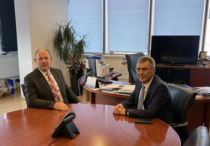 БАЊАЛУКА, 5. МАРТА /СРНА/ - Директори електропривреда Републике Српске и Црне Горе Лука Петровић и Милутин Ђукановић разговарали су данас у Бањалуци о могућностима сарадње на изградњи заједничких енергетских објеката када је ријеч о обновљивим изворима енергије, бољем искориштавању Билећког језера, те изградњи Хидроелектране "Бук Бијела"