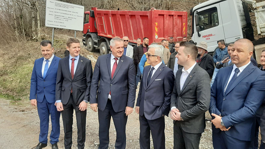 ФОЧА, 5. МАРТА /СРНА/ - Предсједник Владе Републике Српске Радован Вишковић, мнистар саобраћаја и веза Српске Недељко Чубриловић и вршилац дужности директора "Путева Републике Српске" Милан Дакић озваничили су данас почетак изградње трасе магистралног пута Гацко-Фоча, поддионица Тјентиште-Брод на Дрини и моста преко ове ријеке.