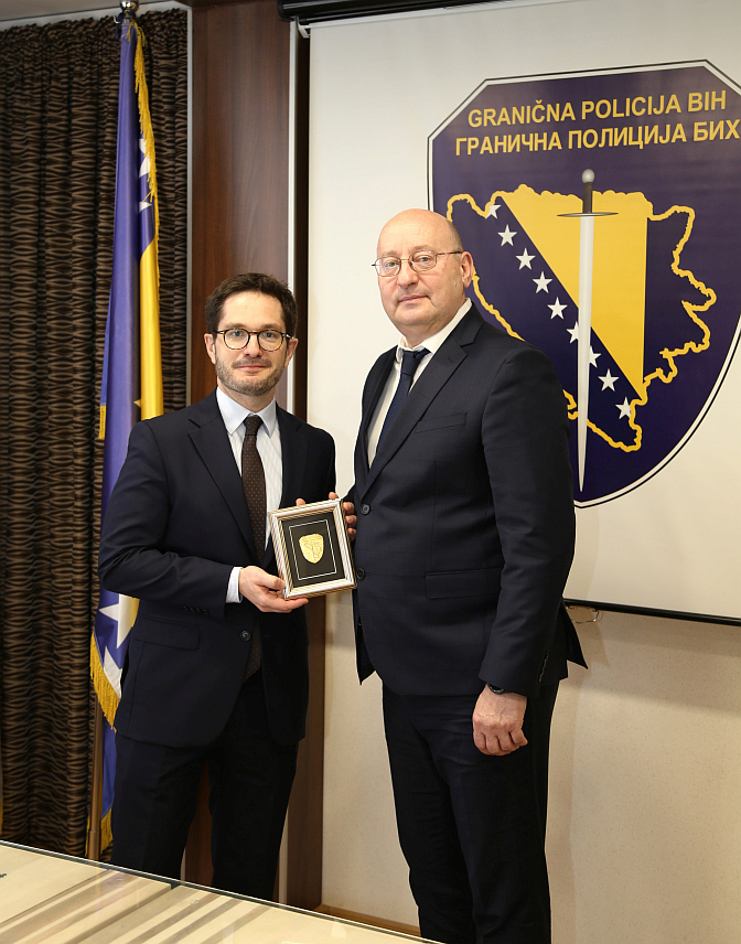 САРАЈЕВО, 5. МАРТА /СРНА/ - Директор Граничне полиције БиХ Мирко Купрешаковић уручио је Златни грб Граничне полиције БиХ амбасадору Француске у БиХ Делмасу.