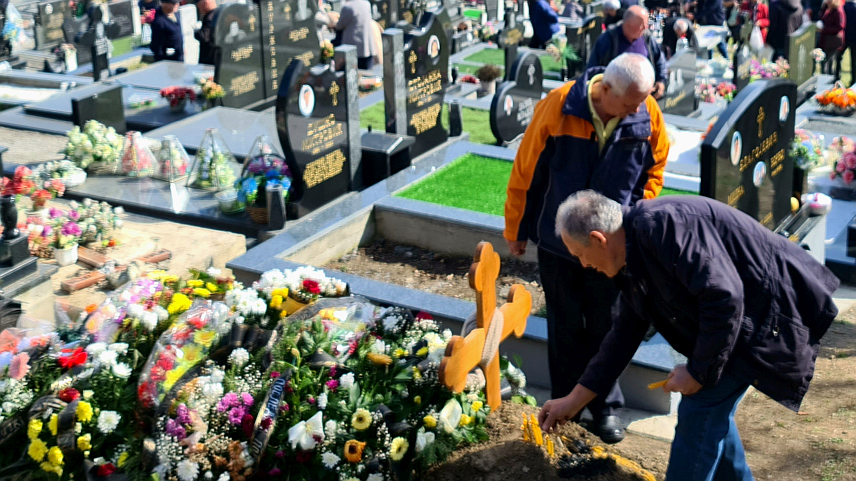 МАГЛАЈ, 5. МАРТА /СРНА/ - Срби повратници у маглајско насеље Крсно Поље данас су на Новом гробљу у том мјесту, поводом Зимских задушница, одали пошту својим сродницима.