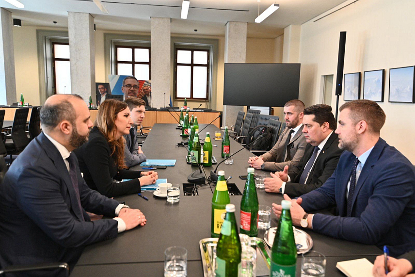 БЕЧ, 5. МАРТА /СРНА/ - Предсједник Народне скупштине Републике Српске Ненад Стевандић је током разговора у аустријском парламенту изразио подршку кандидату Слободарске партије на изборима за Европски парламент Константину Добриловићу, који је поријеклом из Српске.