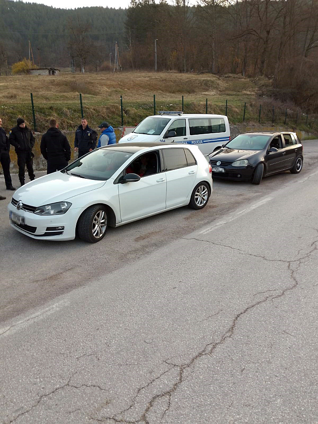 САРАЈЕВО, 5. МАРТА /СРНА/ - Гранична полиција у Вишеграду спријечила је кријумчарење 11 особа афроазијског поријекла у три путничка возила и ухапсила возаче, држављане БиХ.