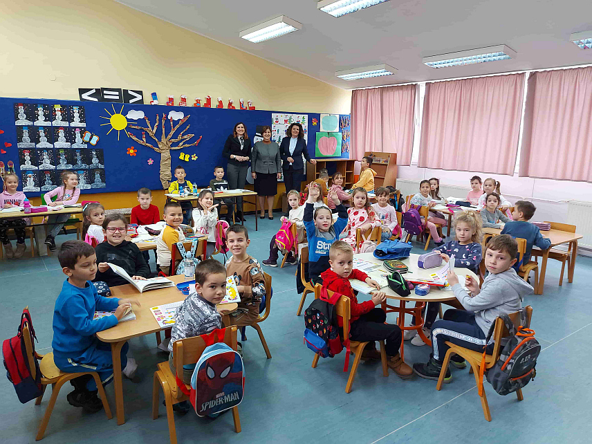 БАЊАЛУКА, 5. МАРТА /СРНА/ - У 122 васпитно-образовне установе широм Републике Српске почела је реализација Програма за дјецу у години пред полазак у школу који ће трајати до 31. маја, а у који је укључено 3.517 дјеце која нису похађала предшколске установе или нису била обухваћена неким обликом предшколског васпитања и образовања.	

