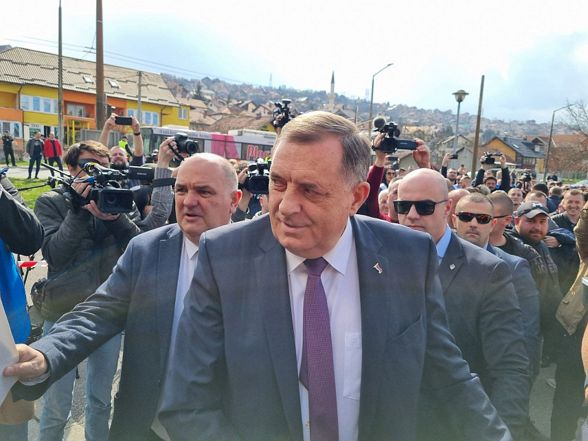 САРАЈЕВО, 6. МАРТА /СРНА/ - Испред Суда БиХ окупио се велики број грађана како би, уочи почетка рочишта, пружили подршку предсједнику Српске Милораду Додику и вршиоцу дужности директора "Службеног гласника" Милоша Лукића.
