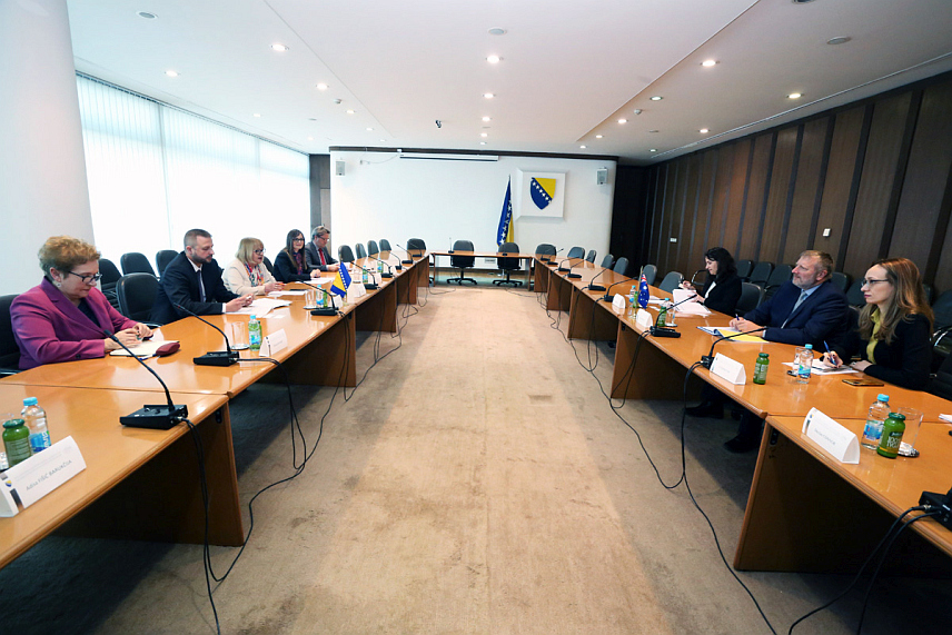 САРАЈЕВО, 6. МАРТА /СРНА/ - Група пријатељства Парламентарне скупштине БиХ за Сјеверну и Јужну Америку, Аустралију, Океанију и помоћник секретара Министарства иностраних послова Аустралије за Источну и Југоисточну Европу Џеф Бован поздравили су потписивање Споразума о социјалном осигурању између двије земље, те истакли да се, у сарадњи са бројном дијаспором из БиХ, спроводе и споразуми у области образовања.	

