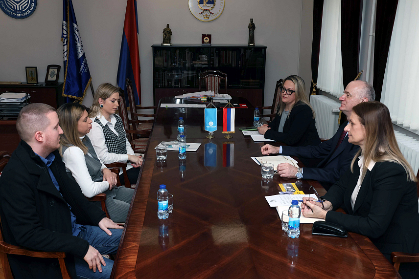 БАЊАЛУКА, 6. МАРТА /СРНА/ - Ректор Универзитета у Бањалуци Радослав Гајанин и предсједник Управног одбора Удружења омладине са инвалидитетом "ИнфоПартˮ Бањалука Вера Зих потписали су данас споразум о пословно-техничкој сарадњи која ће се у наредних пет година одвијати на пољу научно-истраживачког рада.