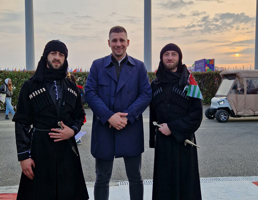 УГЉЕВИК, 6. МАРТА /СРНА/ - Млади Угљевичанин Славиша Јовић учесник и дио велике манифестације Свјетског омладинског Фестивала који је у Сочију отворио предсједник Руске федерације Владимир Путин.