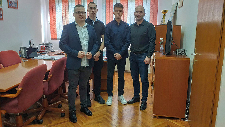 МИЛИЋИ, 6. МАРTА /СРНА/ - Ученици Средњошколског центра /СШЦ/ "Милутин Миланковић“ из Милића Сергеј Калдесић и Владимир Ерић, који су креирали мобилну апликацију "Артур“, као представници БиХ тима, побједници су регионалног м:тел Апп такмичења које је одржано данас у Београду, а на коме су учестовали побједнички тимови државног такмичења из Србије, Црне Горе и БиХ.