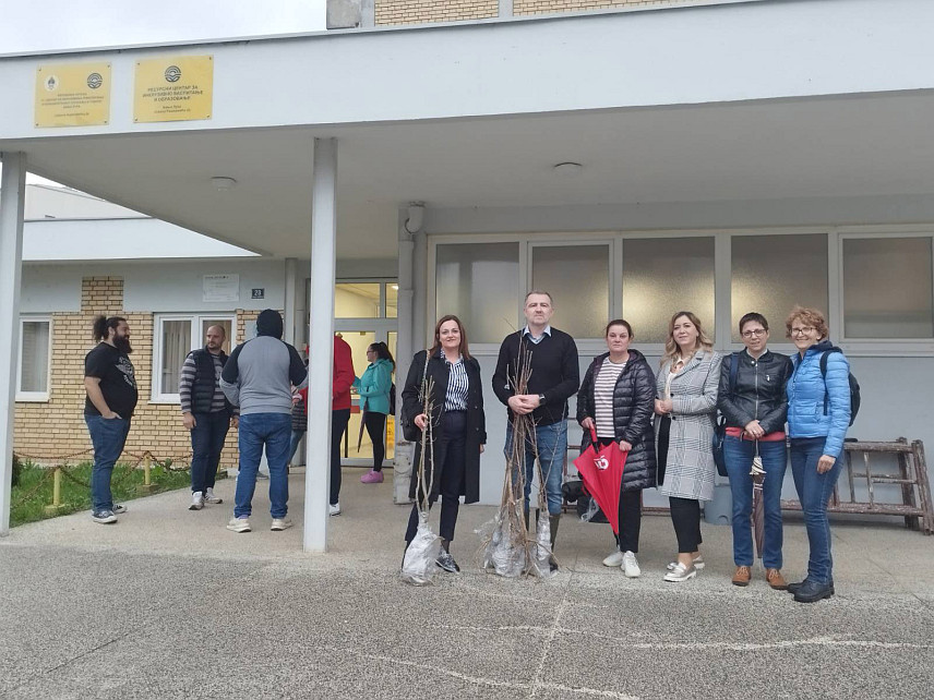 БАЊАЛУКА, 6. МАРТА /СРНА/ - Форум жена Градског одбора Социјалистичке партије Српске /СПС/ Бањалука донирао је саднице воћа Центру за образовање и васпитање и рехабилитацију слушања и говора.