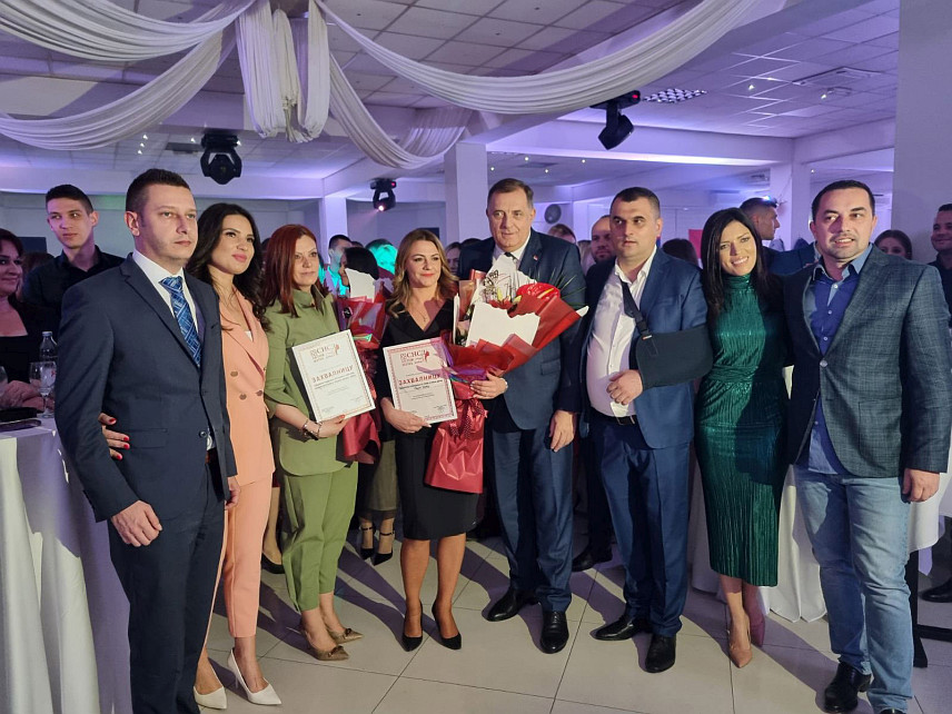 ДОБОЈ, 6. МАРТА /СРНА/ - Предсједник Савеза независних социјалдемократа /СНСД/ Милорад Додик присуствовао је осмомартовској прослави градског Актива жена ове странке.