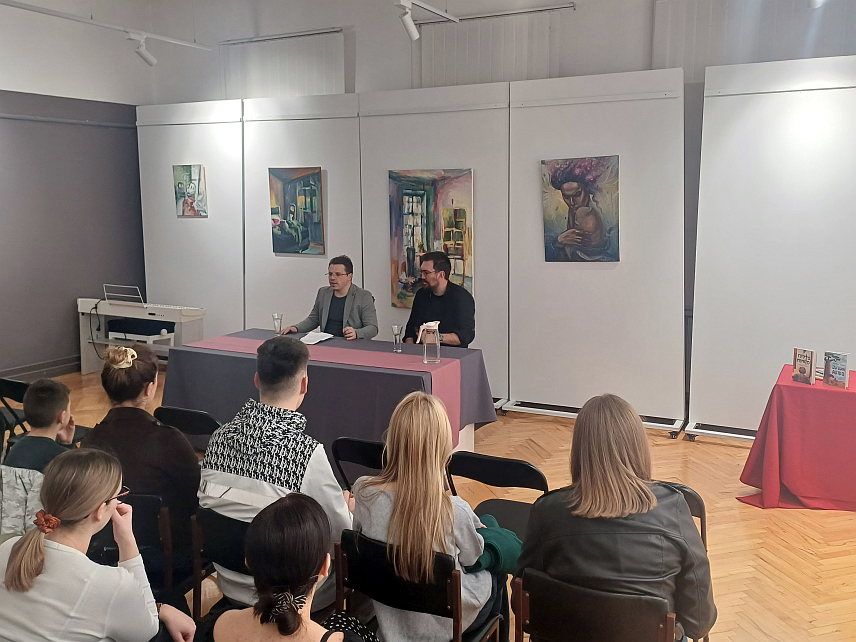 ДЕРВЕНТА, 6. МАРТА /СРНА/ - У Дервенти је вечерас промовисан роман Стефана Митића Тићмија "Гугуто мемето" о бајковитој причи смјештеној у селу на рубу разума.