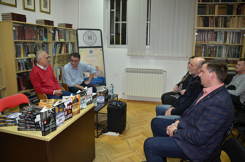 ПРИЈЕДОР, 6. МАРТА /СРНА/ - Књижевник и новинар Вања Булић представио се вечерас публици у Приједору и најавио нову књигу у којој ће главни јунак и даље бити Новак Ивановић.