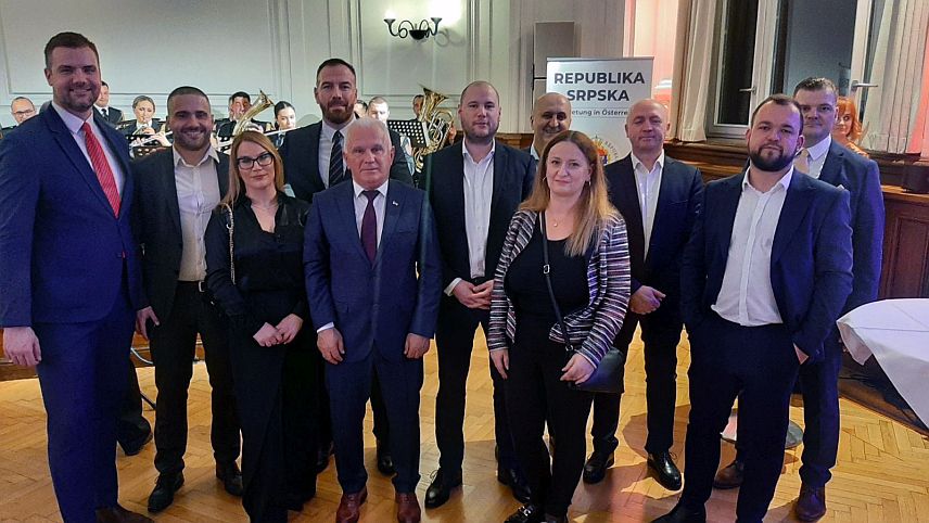 БЕЧ, 6. МАРТА /СРНА/ - На свечаном пријему у Бечу поводом 32 године проглашења устава Републике Српске покренута је хуманитарна акција под називом "Сваки Србин један евро мјесечно за помоћ српској дјеци и младима на Косову и Метохији".