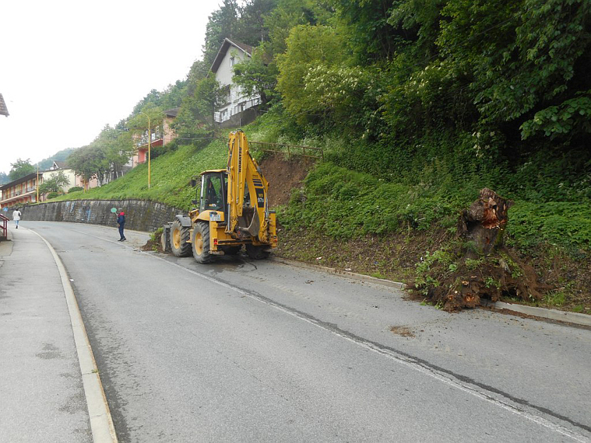 СРЕБРЕНИЦА, 7. МАРТА /СРНА/ - Укупно 493.430 КМ, колико је општина Сребреница остварила по основу накнаде за експлоатацију шуме у 2023. години, утрошено је за изградњу и асфалтирање локалних путева, те за њихову реконструкцију и одржавање.