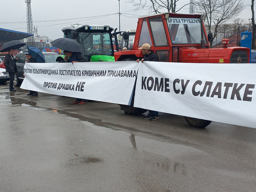 БАЊАЛУКА, 7. МАРТА /СРНА/ - Испред Окружног тужилаштва у Бањалуци окупили су се мјештани бањалучке мјесне заједнице Доња Кола да изразе мирни протест јер се, како су истакли, само боре за нормално водоснавдијевање.