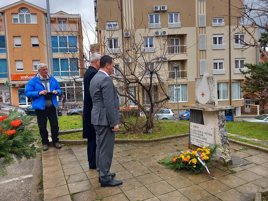 TРЕБИЊЕ, 7. МАРТА /СРНА/ - У Tребињу је данас обиљежено 58 година од првог давања крви у служби за трансфузију,тим поводом организована је акција добровољног давања крви, те служен помен и положено цвијеће код споменика погинулим и умрлим добровољним даваоцима.