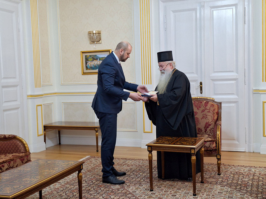 САРАЈЕВО, 7. МАРТА /СРНА/ - Његовор високопреосвештенство митрополити дабробосански Хризостом мримио је данас у Сарајеву Орден заштитника српске земље, који му је додијелио Одбор за заштиту права Срба у Федерацији БиХ /ФБиХ/.